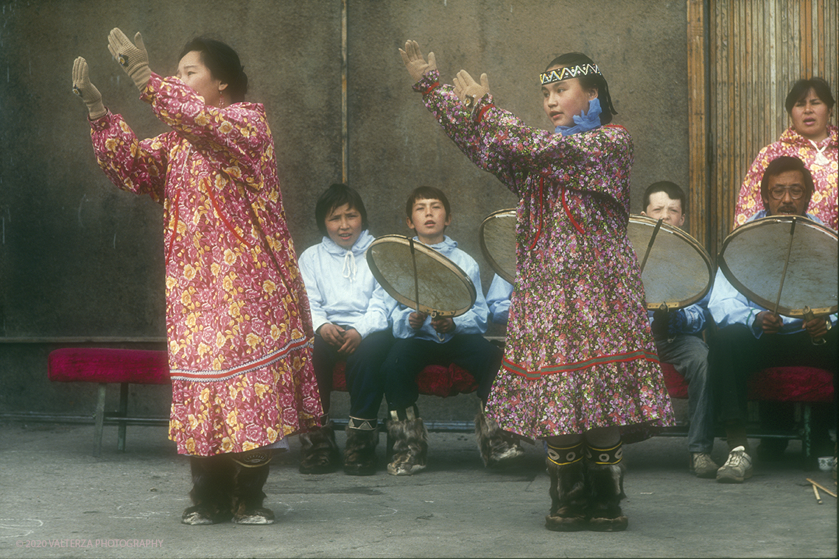 154 SIBERIA.jpg - Luglio/Agosto 1992. Siberia, terra dei Chukchi. Nell'oceano artico  125 Km a nord-est della penisola dei Chukchi (Siberia) c'Ã¨ l'isola di Wrangel, essa ospita piÃ¹ del doppio di specie vegetali (417) di qualsiasi territorio artico a paritÃ  di superficie nonchÃ¨ 30 specie diverse di uccelli oltre ad orsi polari, foche e trichechi ; per questo motivo   Ã¨ stata proclamata patrimonio dell'umanitÃ  dall'UNESCO. Nella foto  danze folkloristiche Chukchi a Uelen